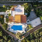 Nikis Villa *
